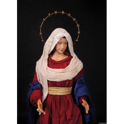 Figura Maryi w koronie z gwiazd
